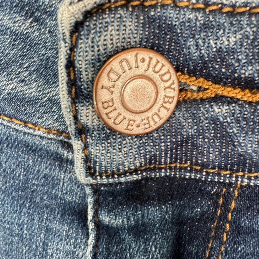 Judy Blue Boyfriend Fit Jean Size 11/30 JB88305 Destroyed Stretch Denim Mid Rise
